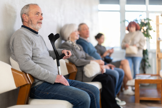 Patienten sitzen in einem Wartezimmer