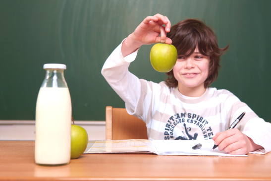 Kind hält Apfel