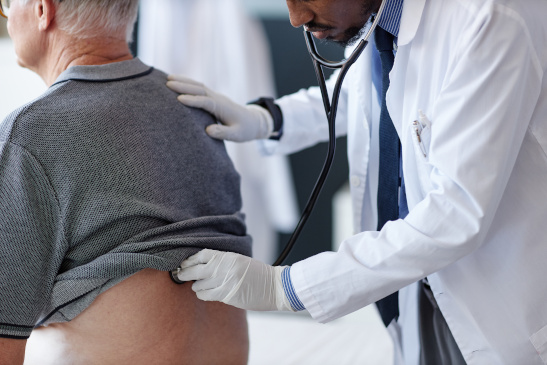 Arzt hört Lunge eines Patienten ab