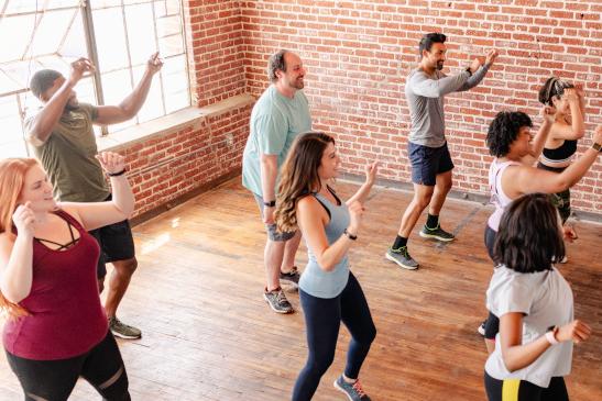 Personen machen Aerobic