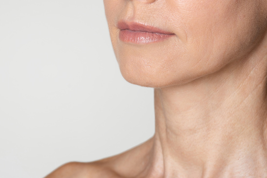 Nahaufhahme Mund und Hals einer Frau