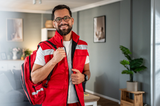 Sanitäter steht in einem Wohnzimmer