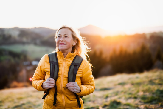Glückliche Frau beim Wandern