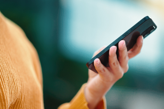 Hand einer Frau mit Smartphone