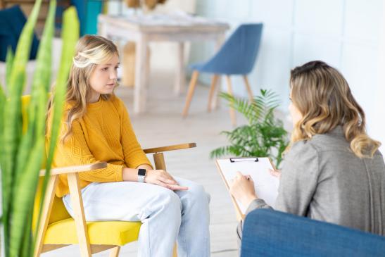 Junges Mädchen spricht mit Psychologin
